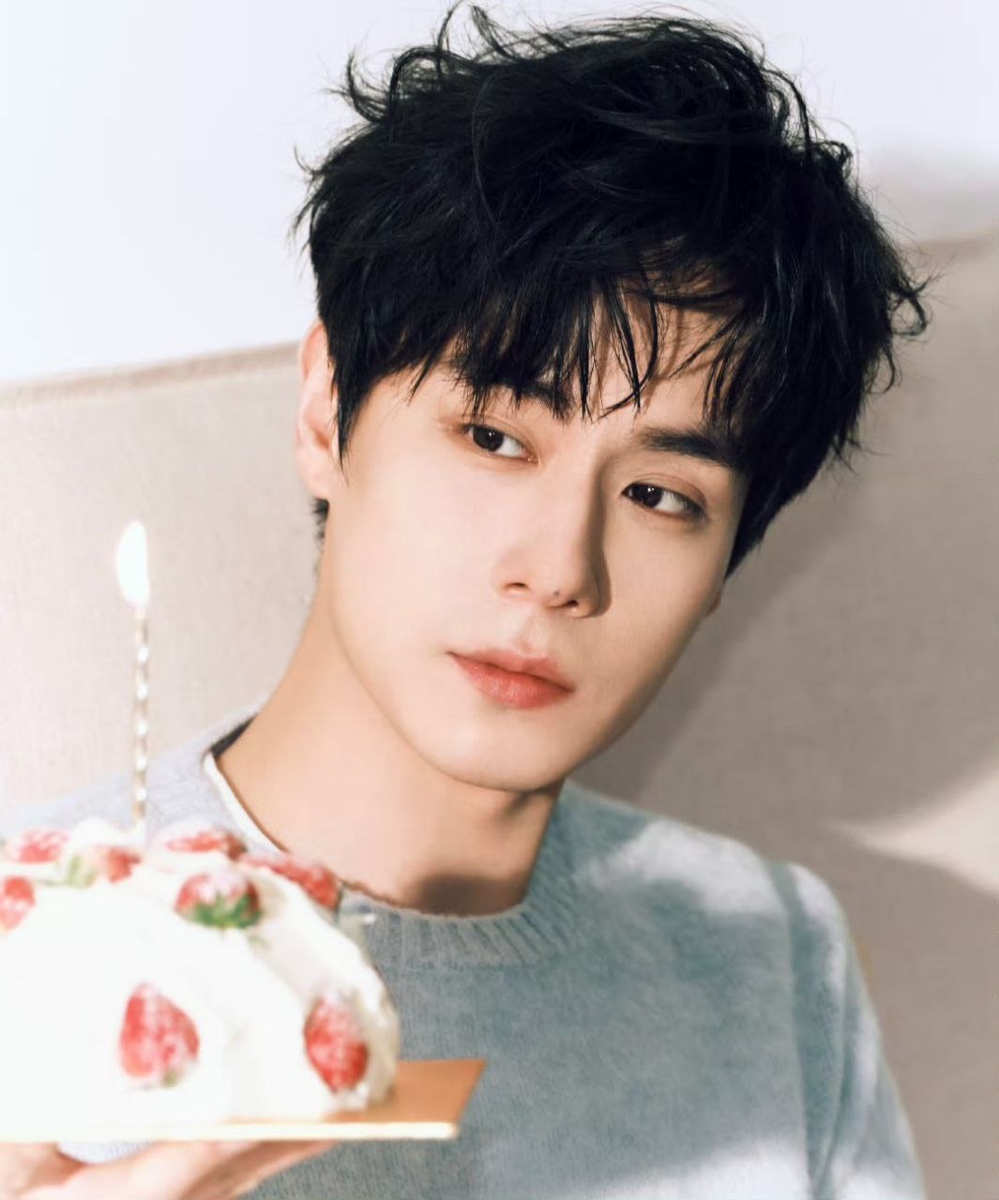 Актёр Ху Итянь