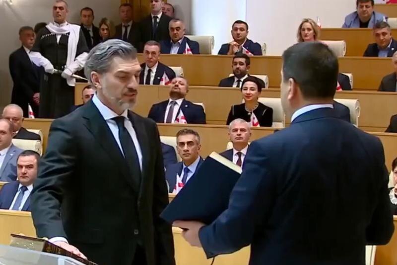    Скриншот видеотрансляции с церемонии инаугурации / Впервые в истории Грузии президента избрал не народ, а специальная коллегия из 300 человек, в которую вошли парламентарии и депутаты
