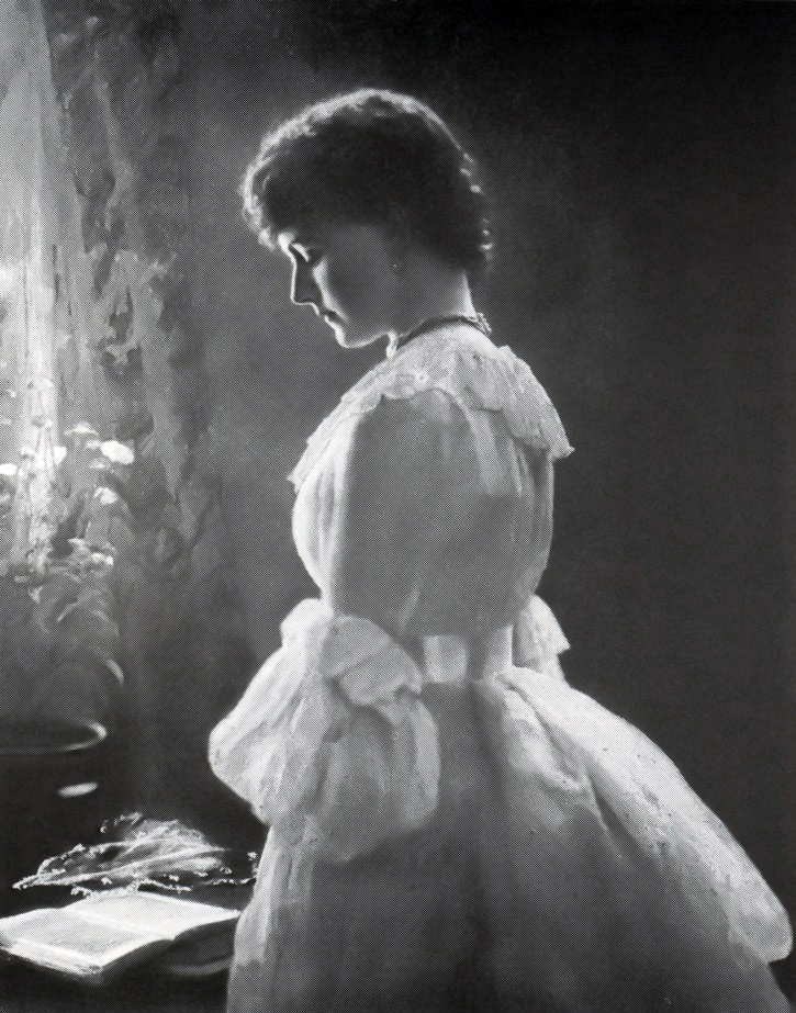 Дейзи Гревилл в подвенечном платье перед ее бракосочетанием в 1881 году с Фрэнсисом Гревиллом