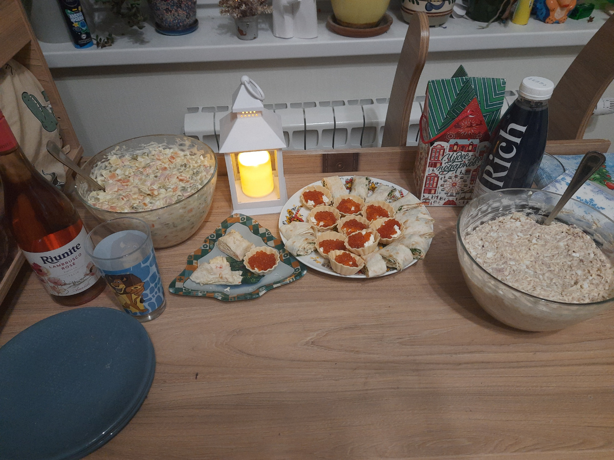 В прошлом году у нас вообще был мини-стол, первый раз за всё время. В этом хочу нормальный