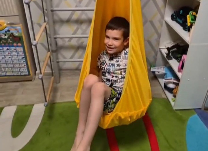    Заместитель губернатора Югры Эдуард Исаков вручил детям подарки с «Ёлки желаний»