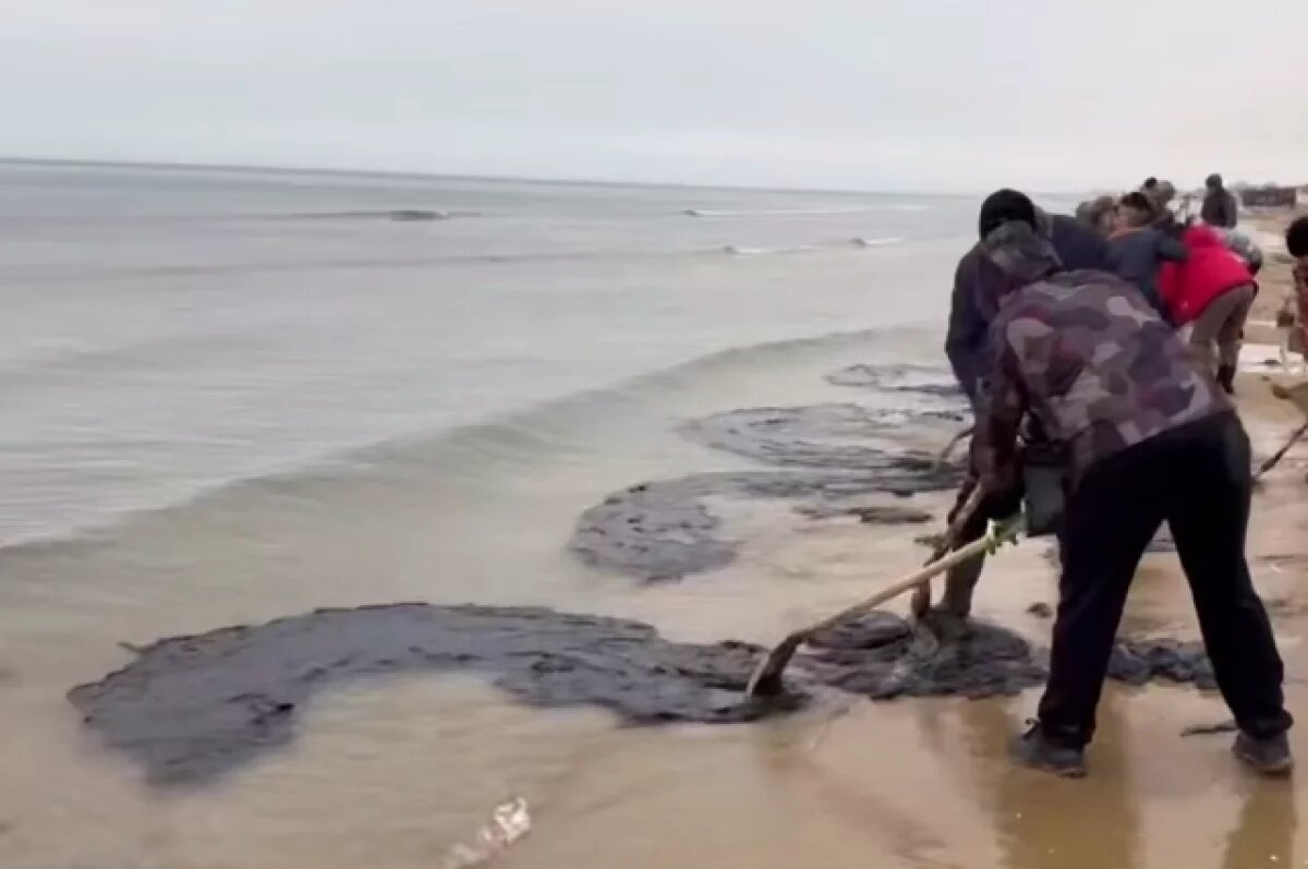    В Анапе устраняют новый выброс мазута