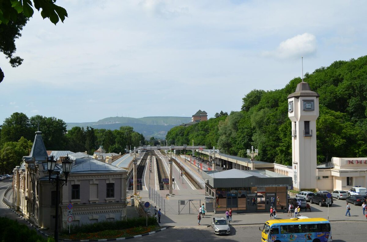 Вокзал в Кисловодске. Фото с сайта https://uk.m.wikipedia.org/wiki/Файл:Станция_Кисловодск_сверху.jpg. взято с Яндекс.Картинки