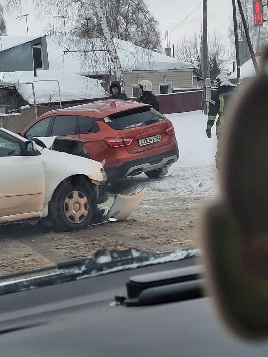    ДТП на Смирнова – Северо-Западная . Источник: "Инцидент Барнаул"