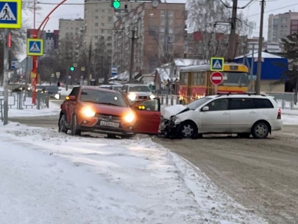    ДТП на Смирнова – Северо-Западная . Источник: "Инцидент Барнаул"