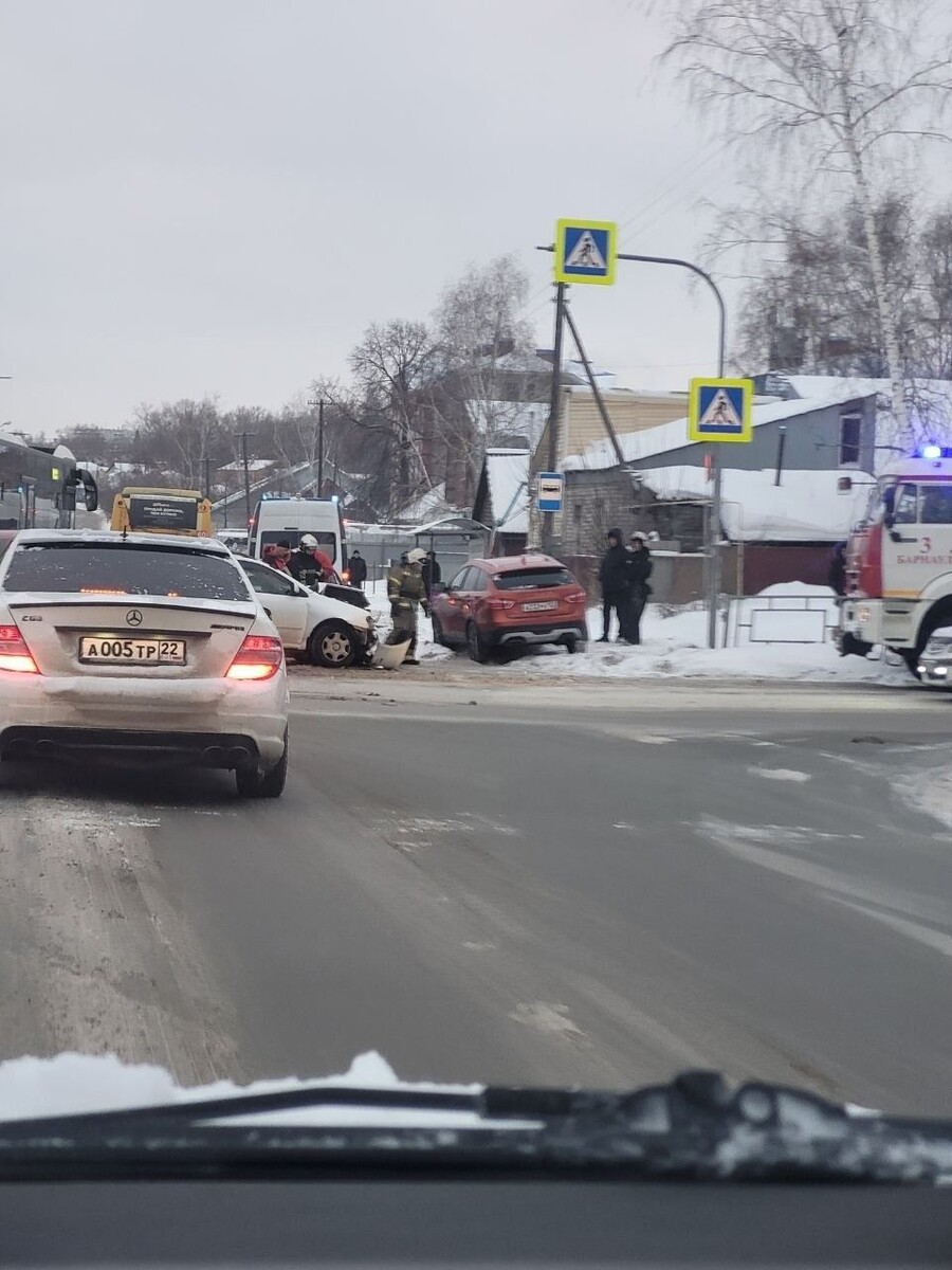    ДТП на Смирнова – Северо-Западная . Источник: "Инцидент Барнаул"
