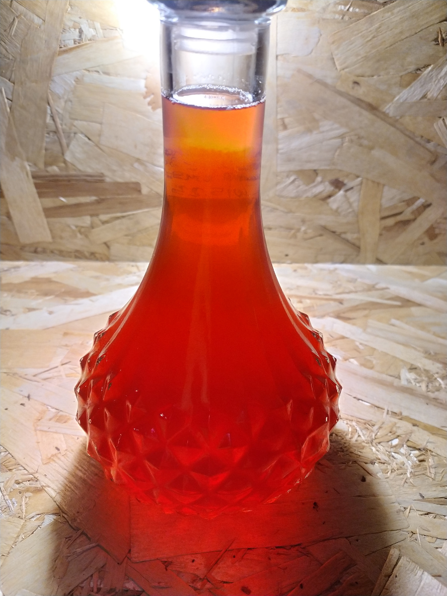 Клубничелло в графине.