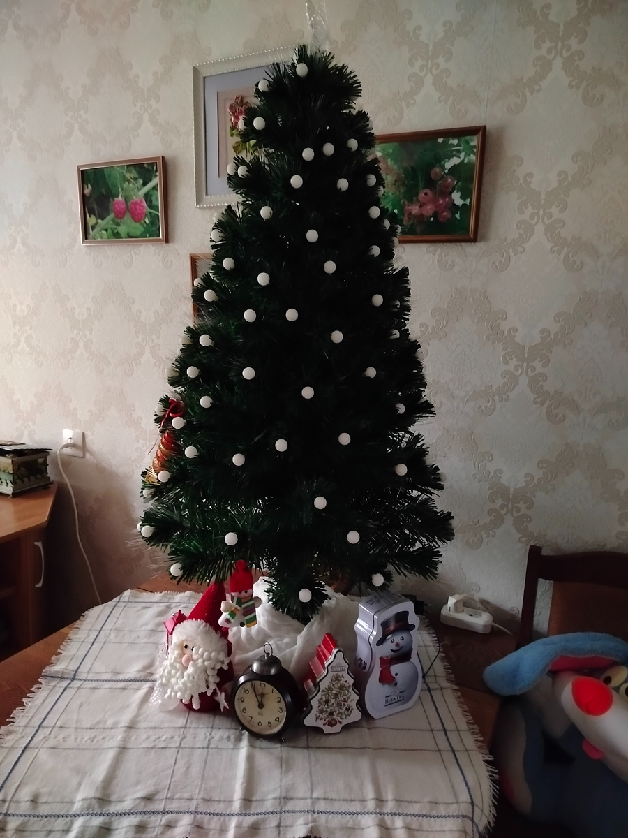 Салфетку льняную гладила полчаса, без толку😄. В первую очередь начала с упрятывания ёлочной ножки. Сотворила снег из марли и поставила старинный будильник. Добавила коробки новогодние из-под чая, но, возможно, уберу.