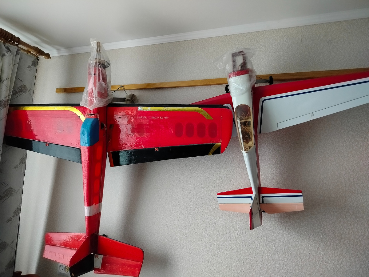 Муж мой с детских лет увлекается авиамоделизмом. Много лет работал в Доме детского творчества (начинал ещё в Доме пионеров), вёл авиамодельный кружок 