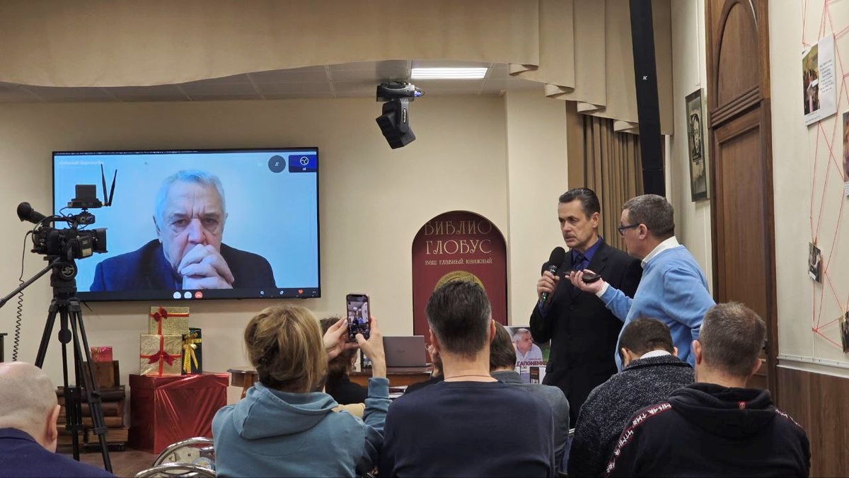 Выступает историк Игорь Гусев