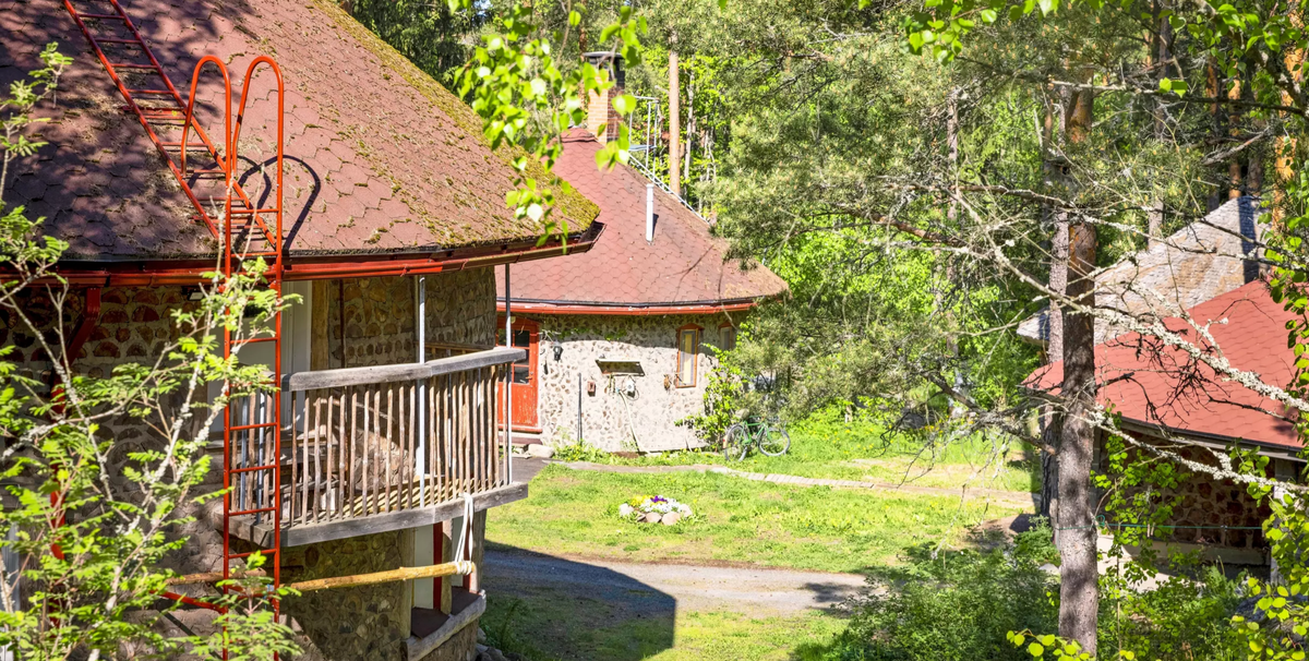 Так выглядит деревня, где сейчас живут Ирья и Вейко. Один из этих домов принадлежит пенсионерам. В других живут их сыновья со своими семьями