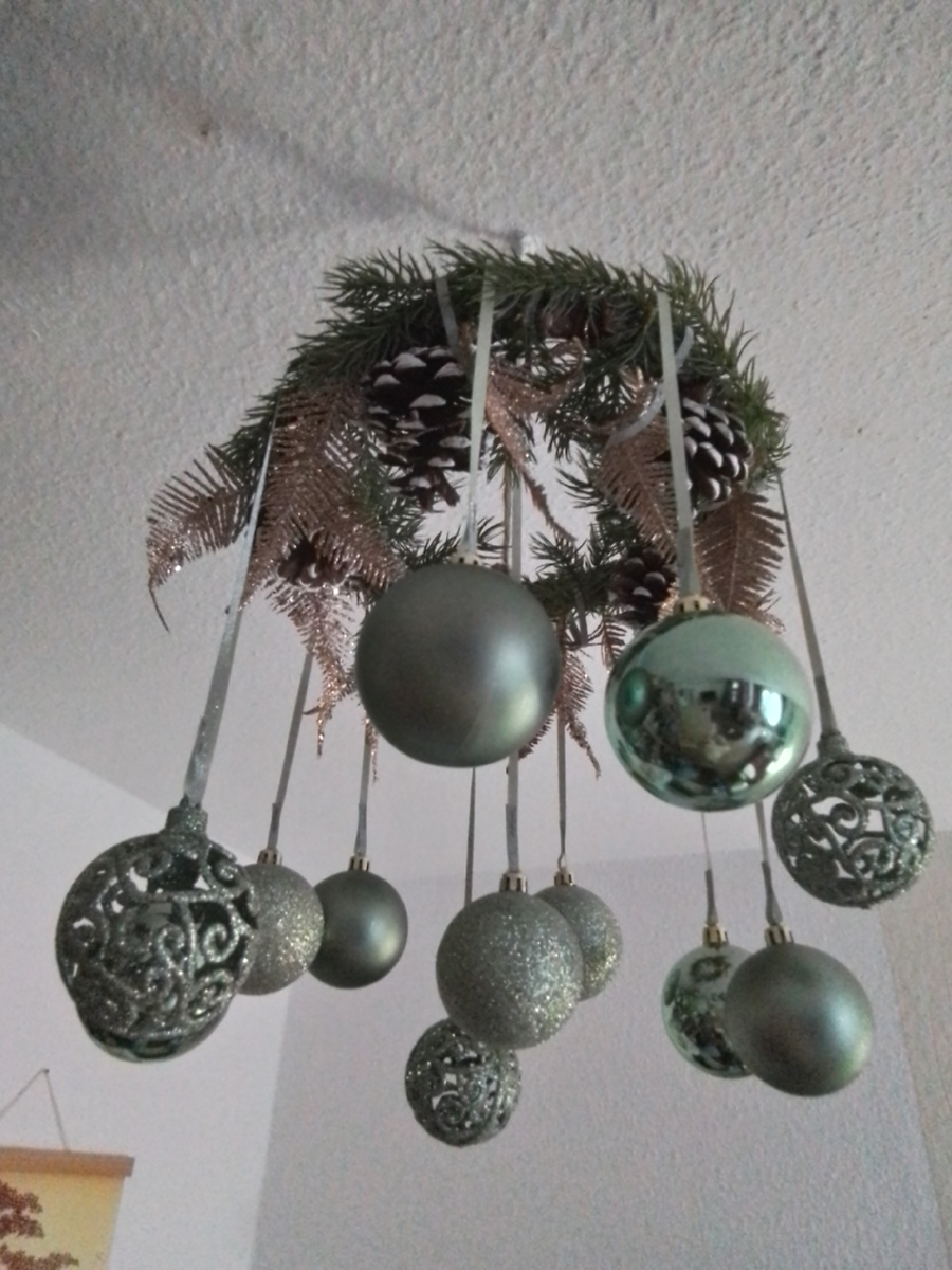 Вот такие веночки у меня висят, самодельные. Но они уже устали, надо их разобрать и дать им новую жизнь.