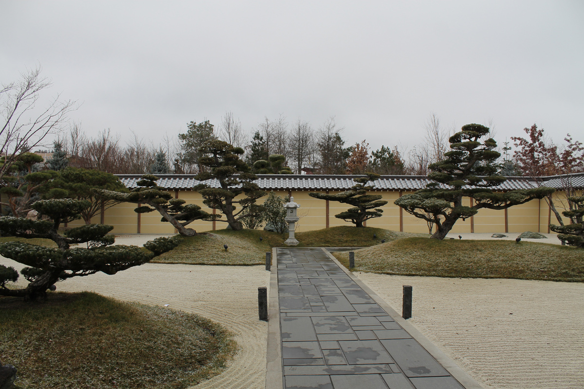 
Фото в галерее можно листать. На фото: Сухой ландшафтный сад Карэсансуй.