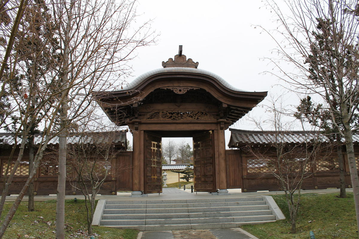 Фото в галерее можно листать. На фото: Центральный вход и Ворота Карамон.