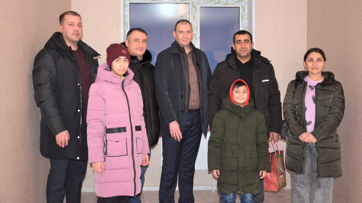    Последние жильцы аварийного дома из Мегиона отметили новоселье