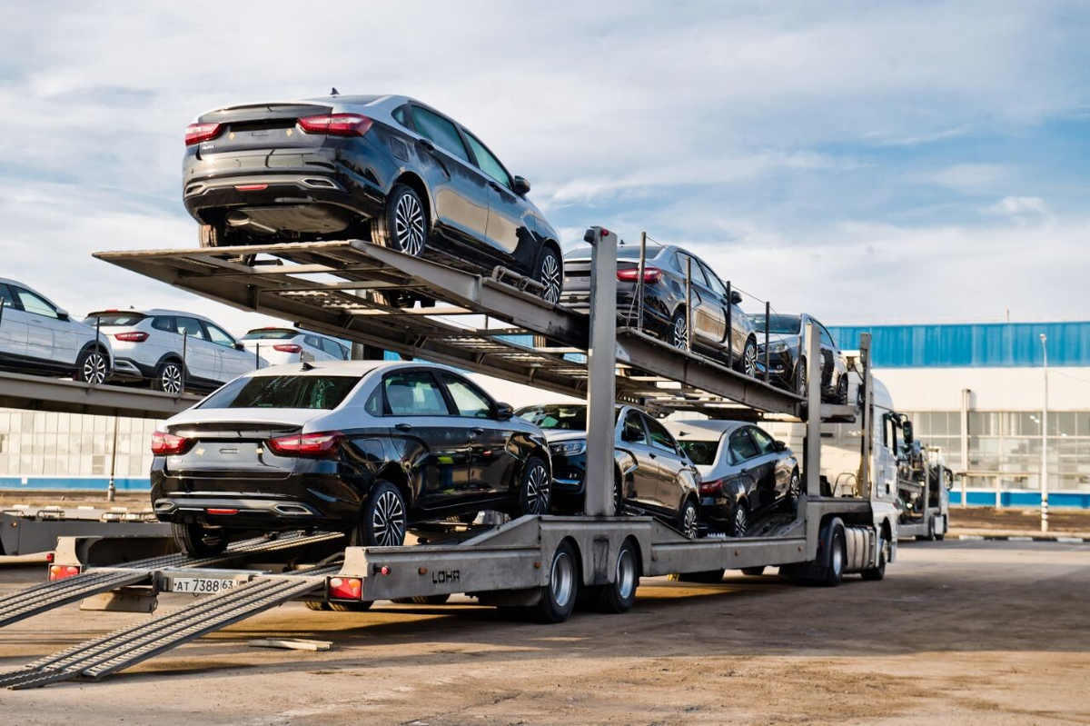 В конце 2024 года АВТОВАЗ запустил продажи Lada Aura - нового стретч-седана на базе Vesta.