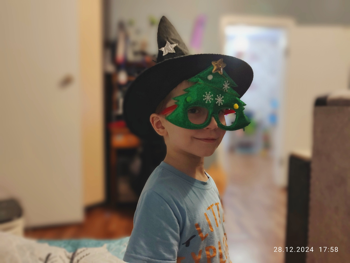 Вадюха в шляпе и маске