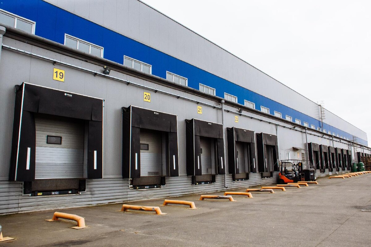 Склад кросс-докинга — длинное здание в форме буквы I, L, H, U и шириной порядка ⅓ длины. Такой инженерный подход позволяет расположить большее число зон с доками.