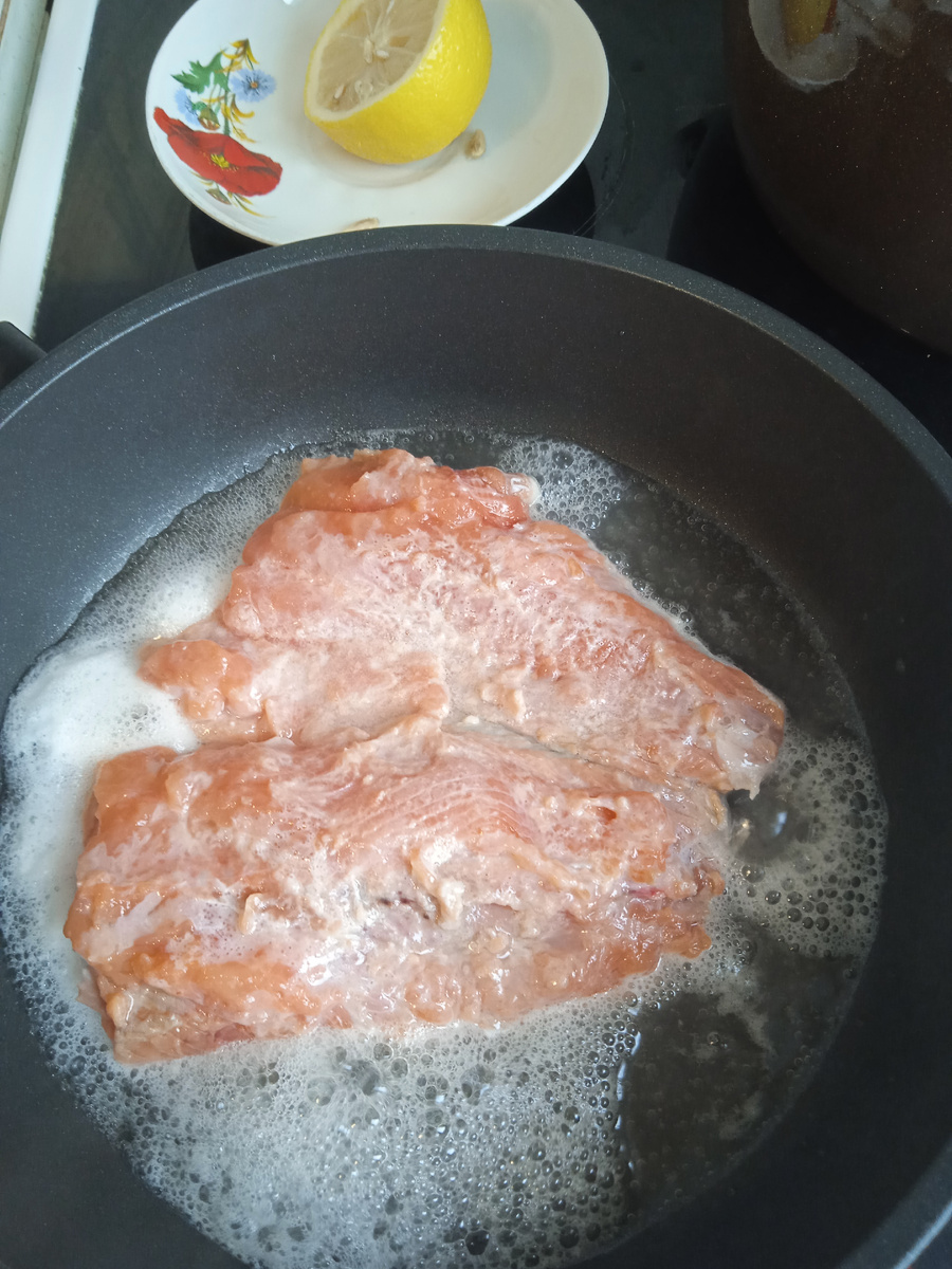 Что может быть более новогодним зрелищем? Красная рыбка плещется на сковородке в шампанском. 