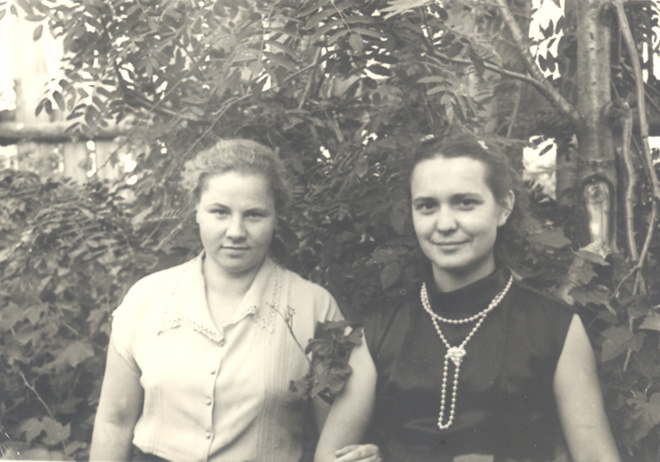 
Любовь Константиновна (справа) в молодости с подругой