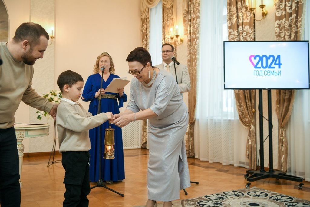 Семья Бутенко передает семейный огонь. Фото: «Республика» / Сергей Юдин  📷
