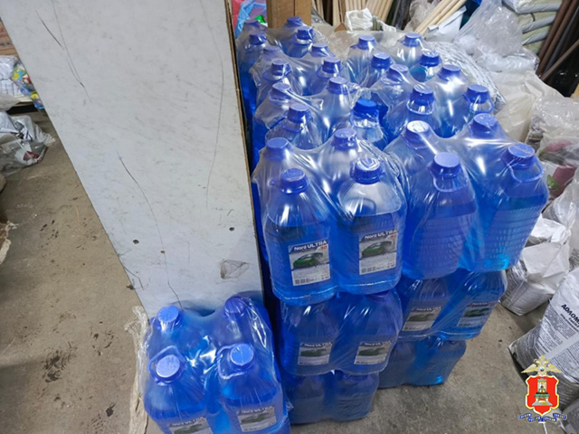 Более 2100 литров «незамерзайки» с метиловым спиртом изъято в Твери