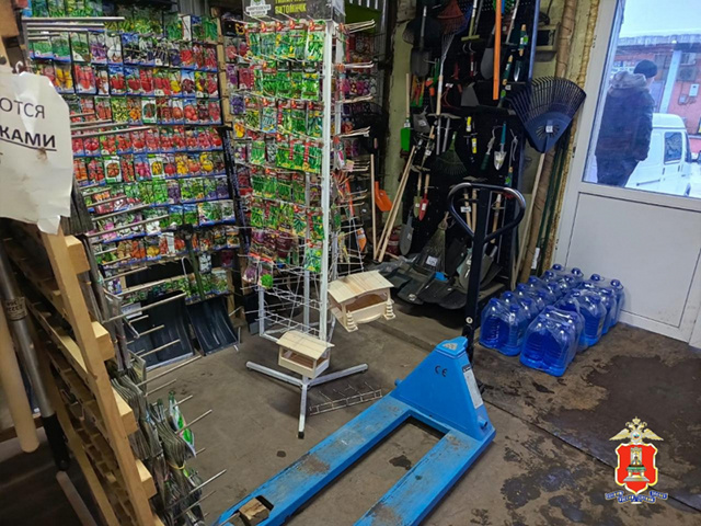 Более 2100 литров «незамерзайки» с метиловым спиртом изъято в Твери