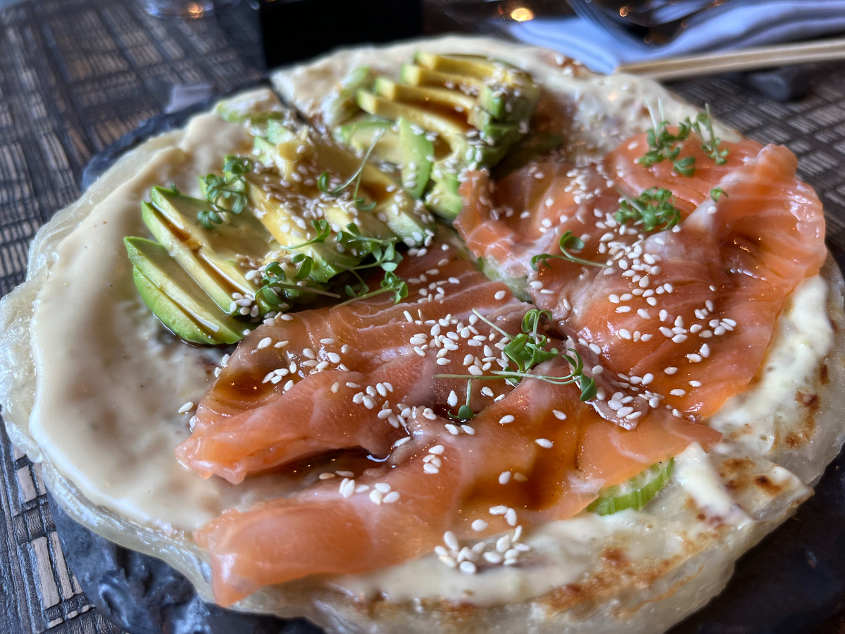 Роти с лососем, авокадо и соусом якинику за 890 рублей в Hands Asian Bistro. Сентябрь 2024