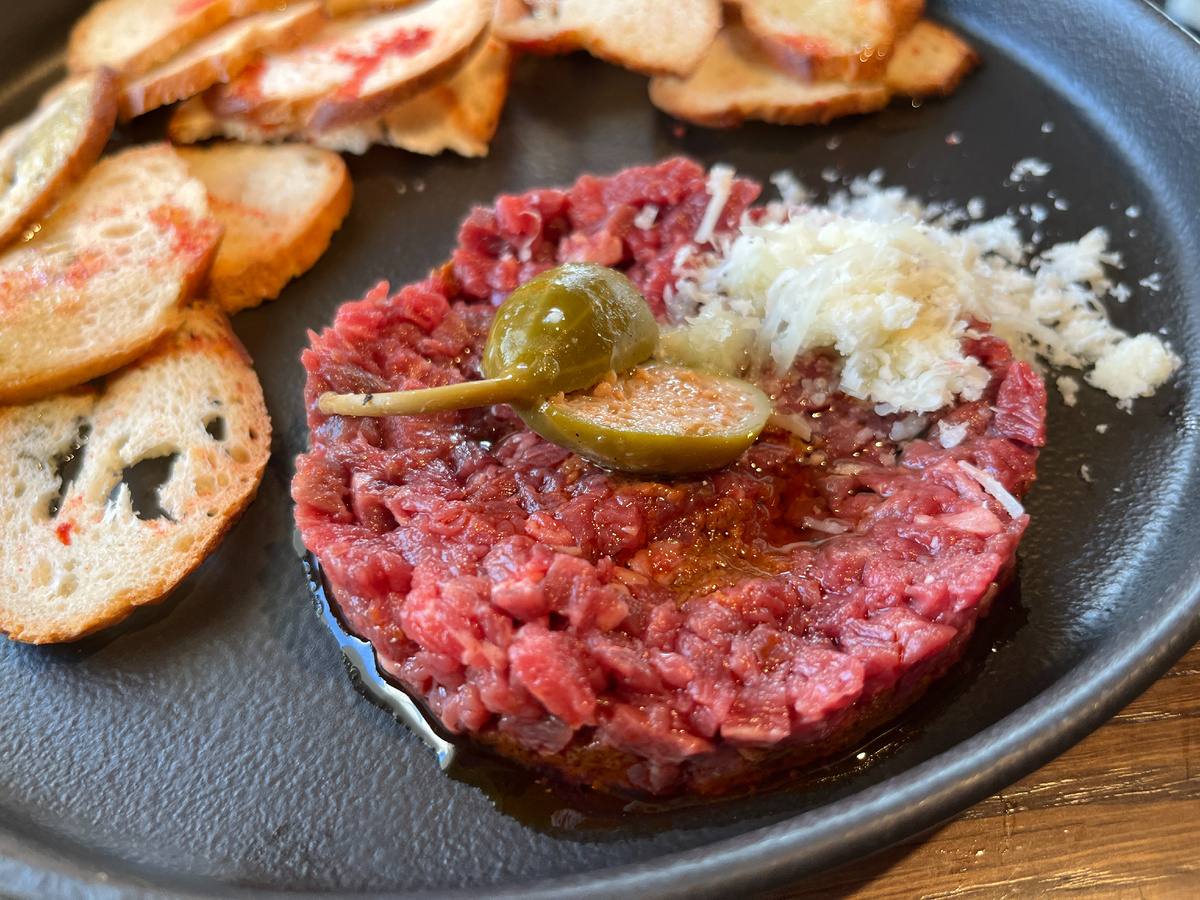 Тартар из говядины за 350 рублей в The Бык. Октябрь 2024