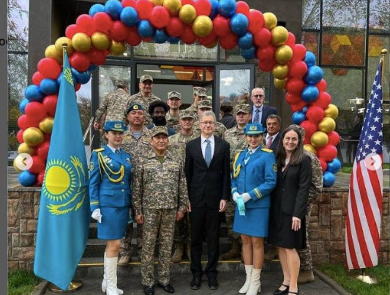   В Алма-Ате в 2023 году с пафосом открыли новый зал в Центре миротворческих операций НАТО. Фото: страница посольства США в соцсетях