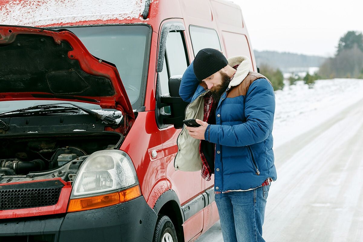 Чтобы двигатель прослужил дольше, зимой его надо греть перед каждой поездкой. Источник: Shutterstock📷
