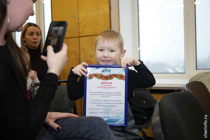    Они стали участниками конкурса на новогоднее украшение общественного транспорта, который провела автоколонна № 1456.