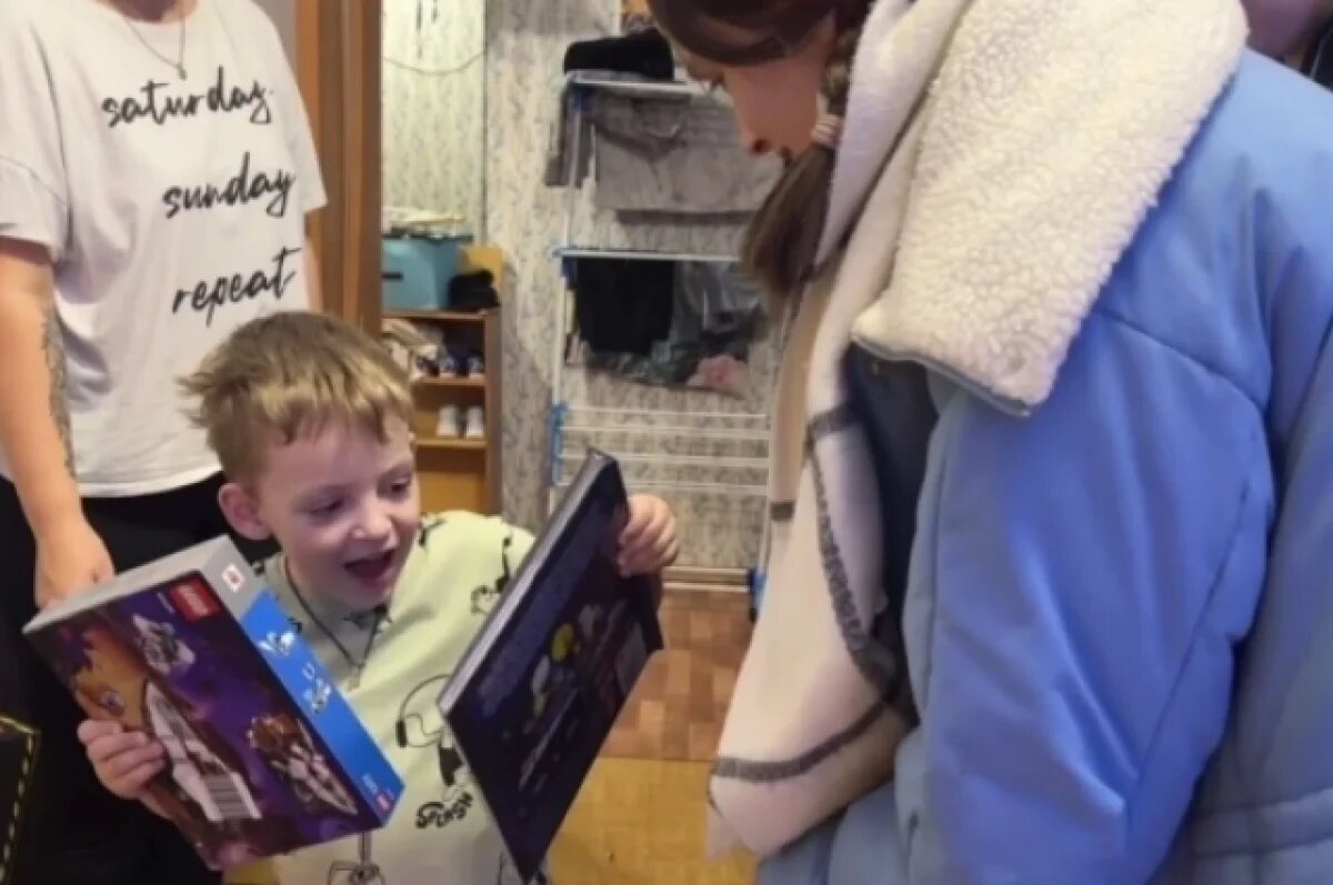    Максим Кудрявцев стал новогодним волшебником для двух юных новосибирцев