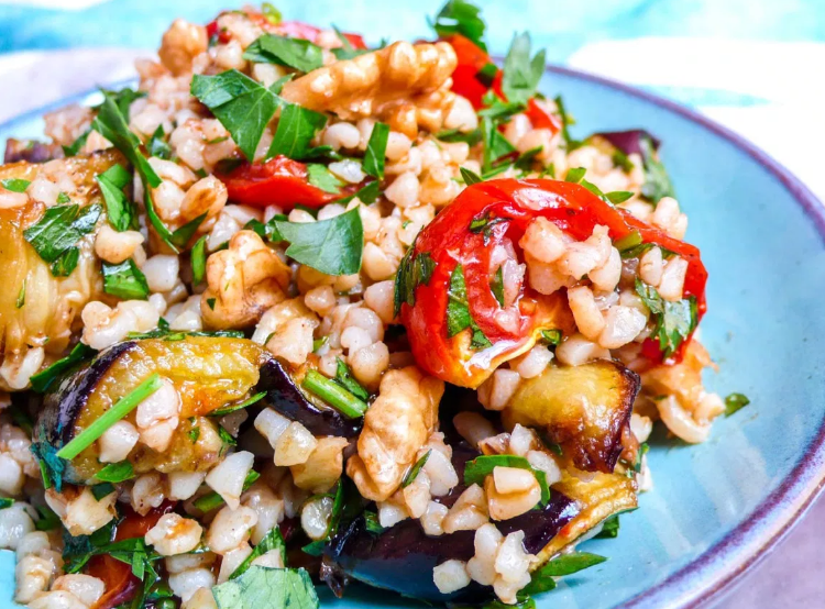 Салат с булгуром и овощами