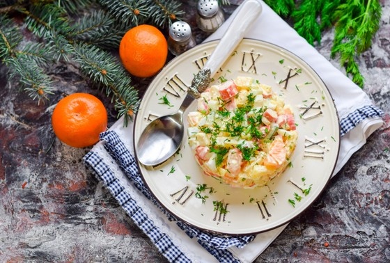    Слоеный салат с ананасами и крабовыми палочками