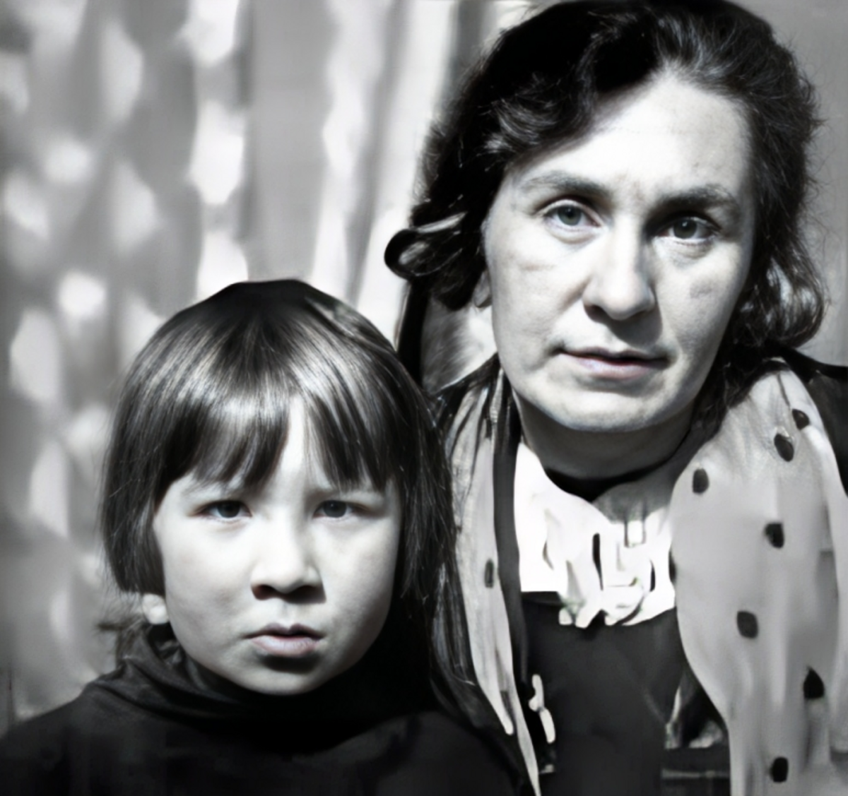 Кира Крейлис-Петрова в детстве с мамой