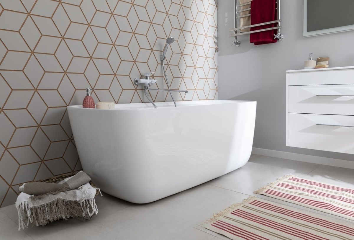 На фото акриловая ванна Aquanet Family Fine 170x78 95778-GW