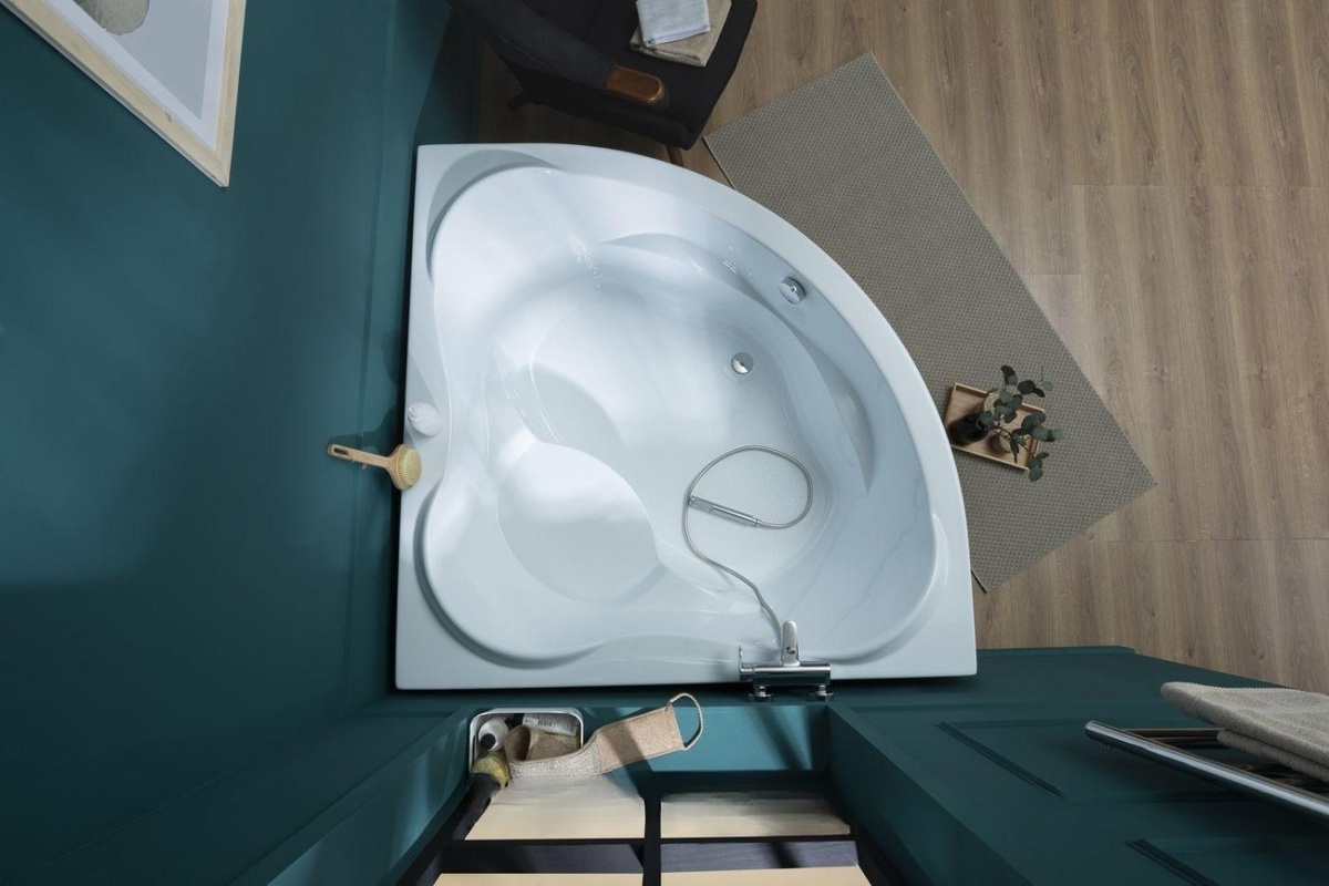 На фото акриловая ванна Aquanet Malta New 150x150 (с каркасом)
