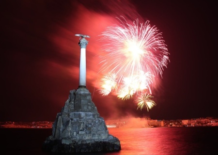    Запрет по-крымски: фейерверки запускать нельзя, но продавать можно