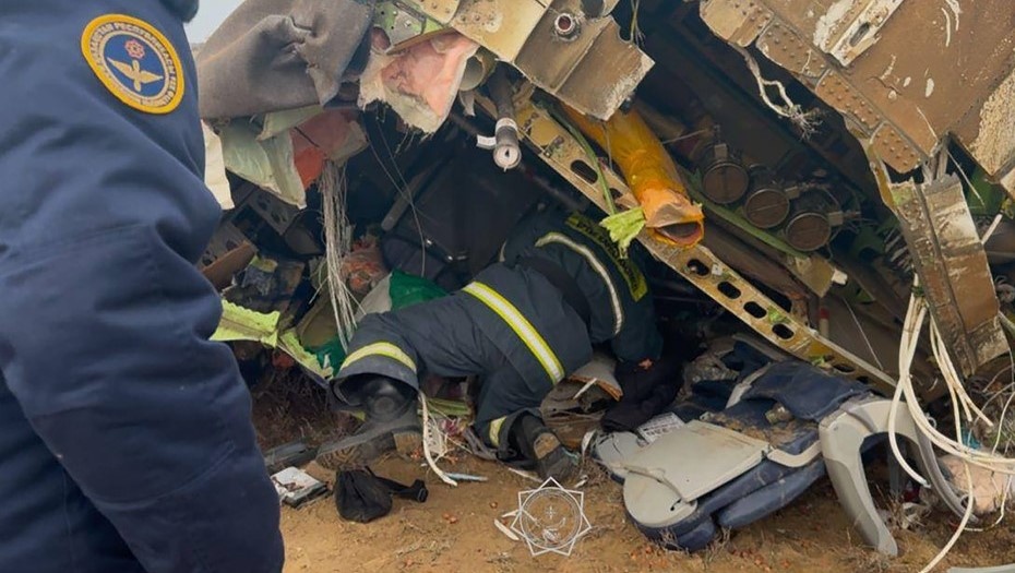    Спасатели на месте крушения под Актау пассажирского самолета Embraer ERJ-190AR Azerbaijan Airlines, выполнявшего рейс Баку — Грозный. Автор фото: Пресс-служба МЧС Казахстана / ТАСС