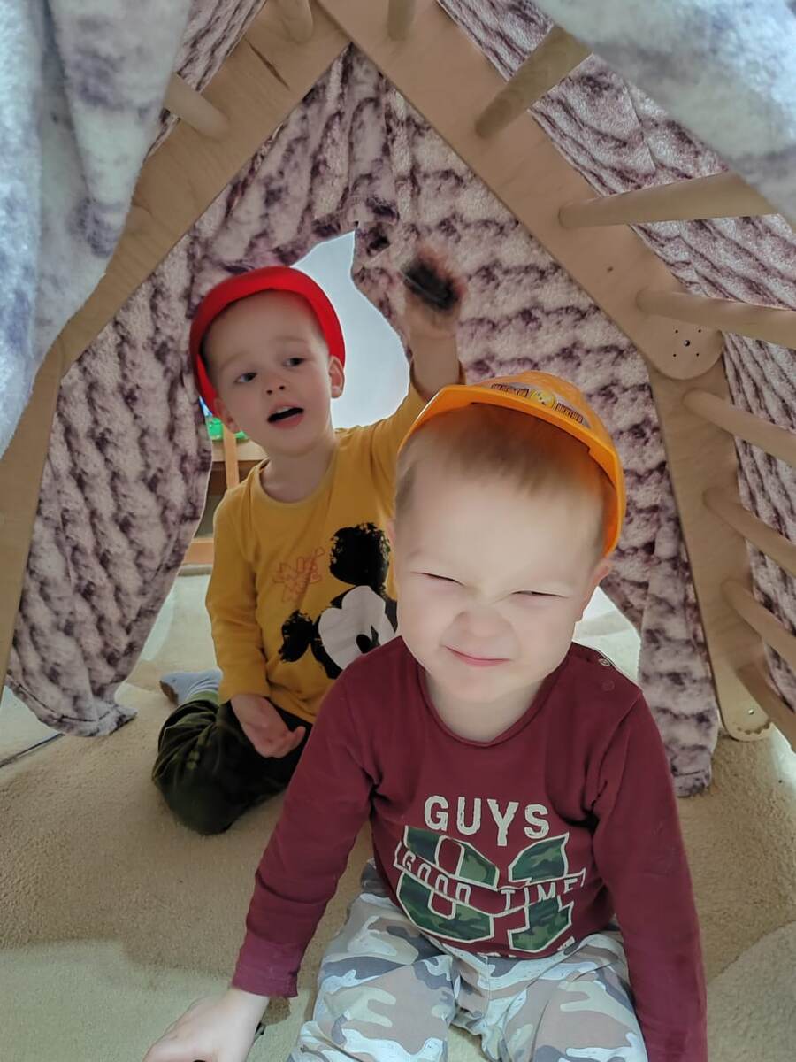 "Улыбаюсь", - сказал Петя