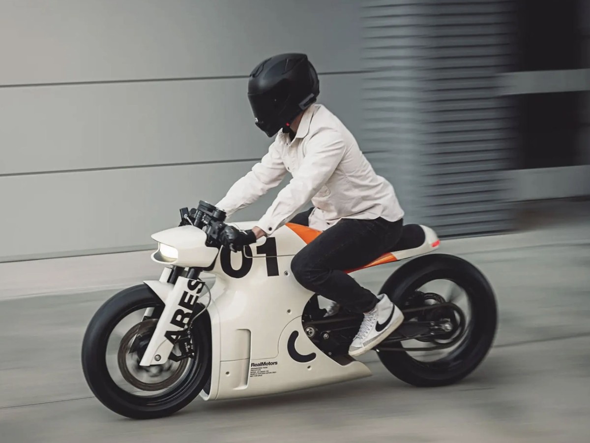    Представлен Project: Ares — электрический кафе-рейсер в стиле ретрофутуризма