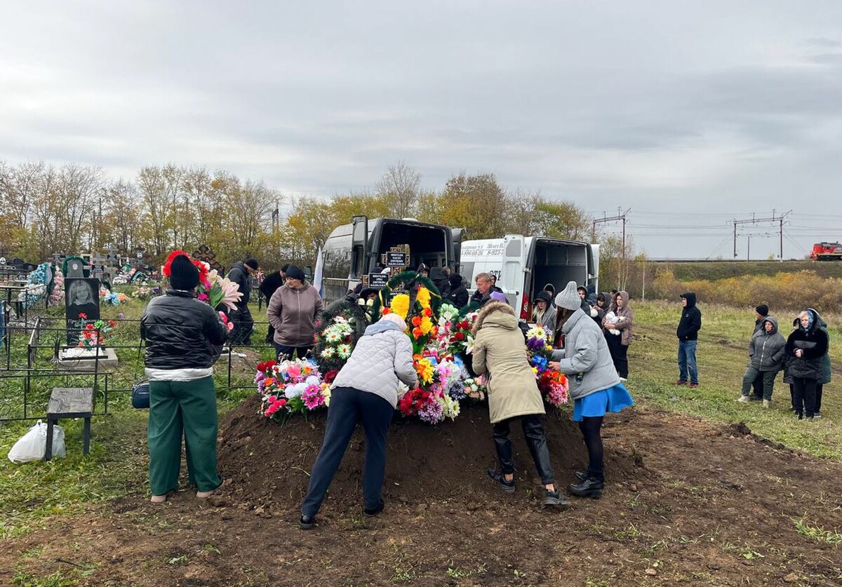    Похороны погибших от отравления детей в Красноярском крае / Источник: © Дмитрий Мармышев/ТАСС