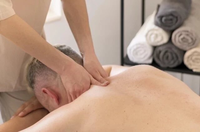    Мужчина отправился в массажный салон после ссоры с девушкой