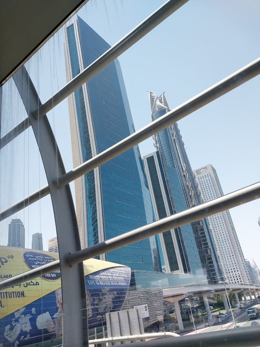 Дубай. Вид со станции метро "Дубай Молл". 2023 г.