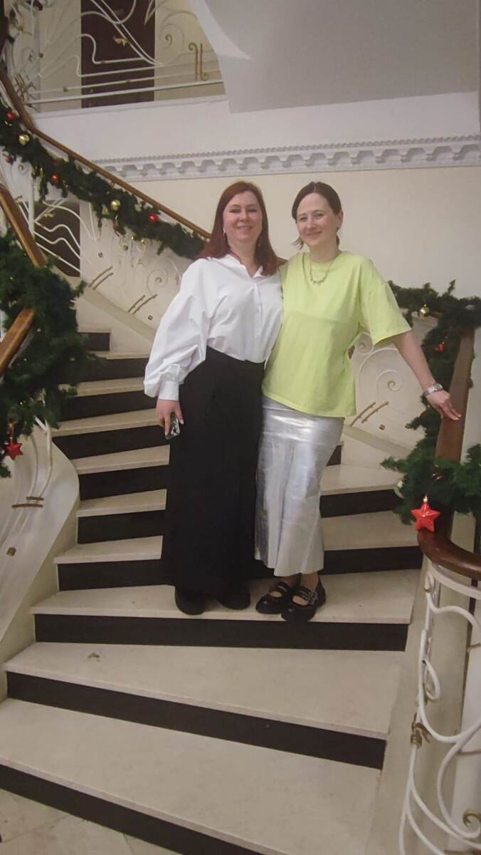 Вчера я побывала на корпоративе, где собралось около 35 дам, и ни одного кавалера. Это меня не сильно напрягло, атмосфера была очень уютной. Последние 10 лет я отмечала корпоратив в узком кругу, с хорошо знакомыми людьми, но с совершенно другим культурным кодом. Я не знала их песен, фильмов и литературы, и попытки освоить это заканчивались полным провалом. По моему мнению, и по мнению многих русскоговорящих, качество этих продуктов оставляло желать лучшего.На этом корпоративе я не знала большинства присутствующих, но была знакома со всеми песнями и фильмами, и знала о всех медийных событиях минувшего года. Я почувствовала себя частью этой атмосферы и по-настоящему дома.У нас действительно сильная культура. Наша литература, кино, музыка и художественная культура занимают одно из самых значимых мест в мировой культуре. Даже запретить её невозможно. В концертных залах европейских городов по-прежнему звучат произведения Чайковского, Рахманинова и многих других.Все это создает наш уникальный культурный код. Нам есть, чем гордиться.