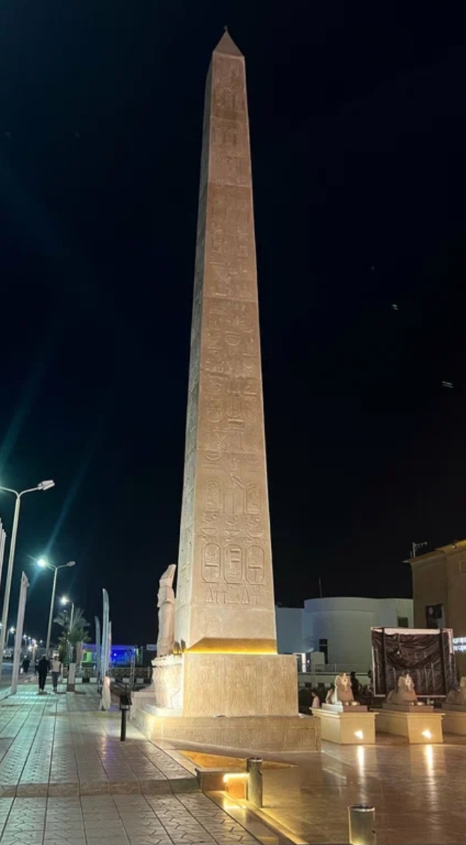 Стелла с изображением бабуинов на нижнем ярусе. Скриншот информации из открытых источников (Интернет).