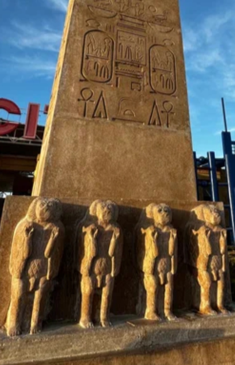 Стелла с изображением бабуинов на нижнем ярусе. Скриншот информации из открытых источников (Интернет).