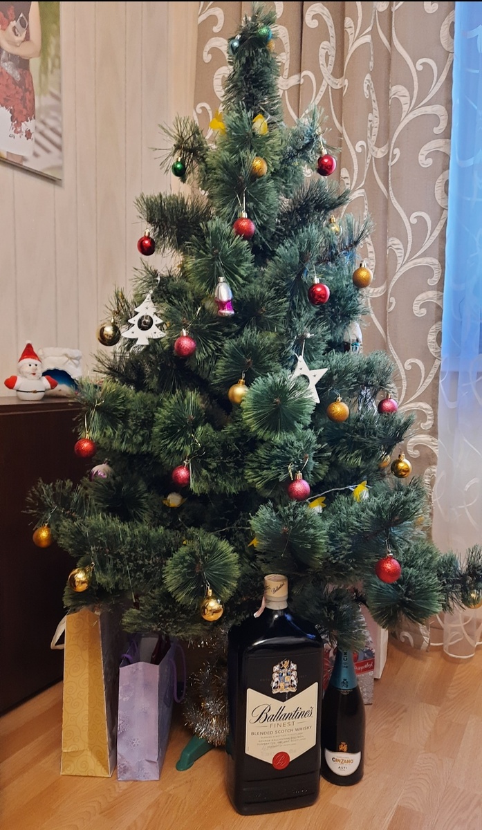 Скромненькая она у меня. Ничего не могу с собой поделать. Люблю, когда всего не так много на ней.