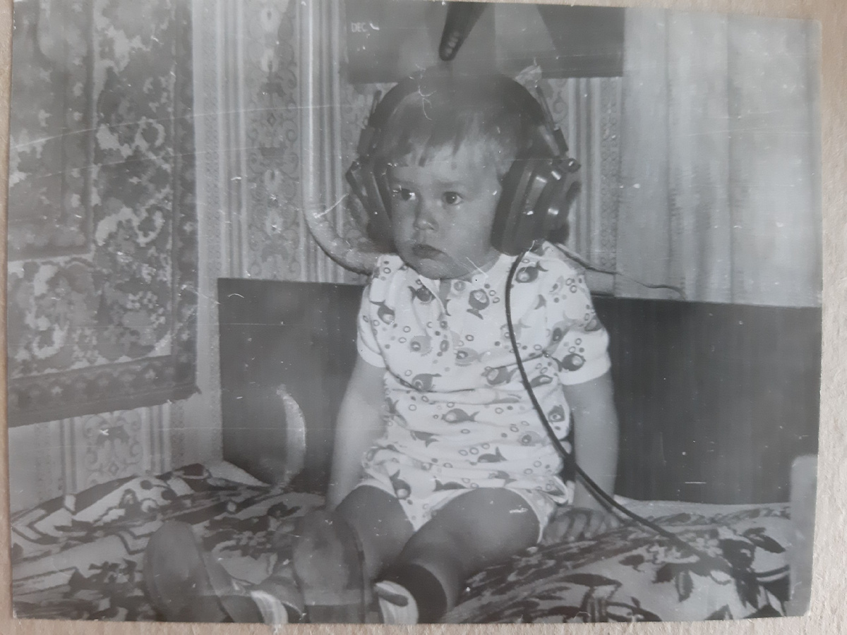 Макс слушает The Beatles